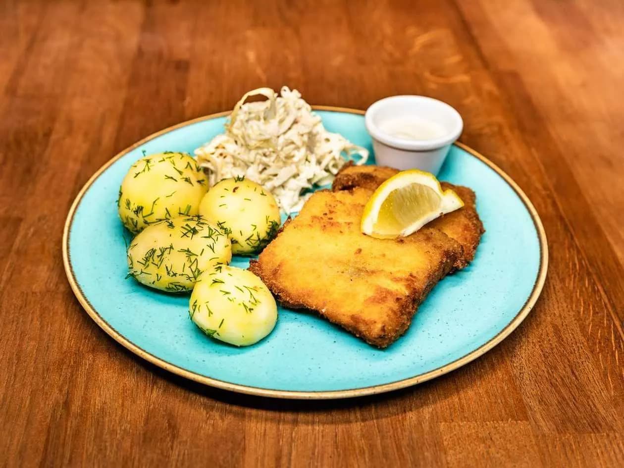 Filet z ryby mintaj smażony z kluskami śląskimi