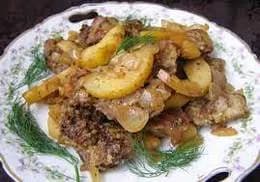 Wątróbka drobiowa z cebulą i jabłkiem