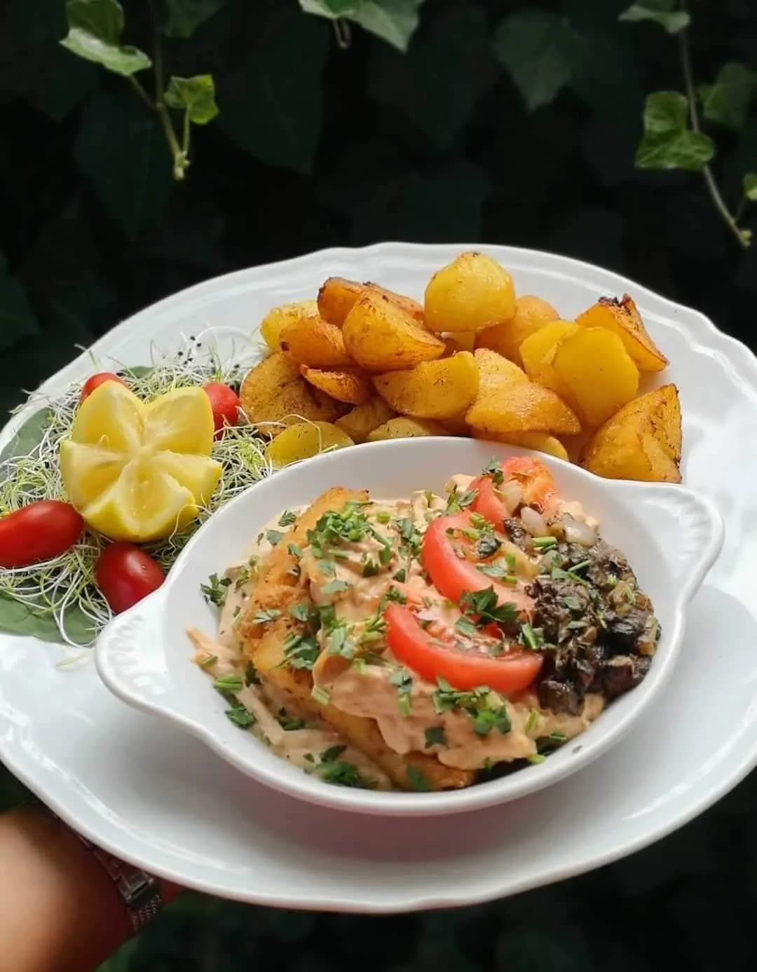 Sandacz zapiekany w sosie śmietanowo-pomidorowym