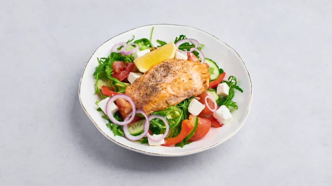 18a. Sałatka z pieczonym łososiem