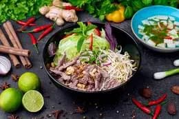 Bun bo Nam Bo ze smażoną wołowiną