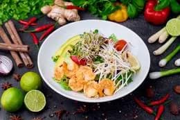 Sałatka klasyczna z krewetkami grillowanymi