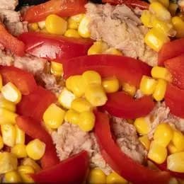 Sałatka z tuńczykiem i kukurydzą