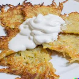 Placki ziemniaczane z cukrem i śmietaną