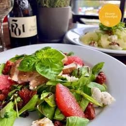 Sałatki z kurczakiem na szpinaku