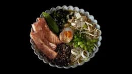 Ramen Tajski z opalanym łososiem
