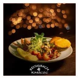 Sałaty z gruszką, pomarańczą, pieczoną kaczką i malinowym winegretem.