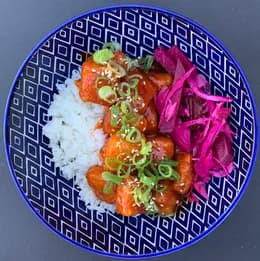 Panierowane tofu duszone w pikantnym sosie na bazie koreańskiej pasty chili