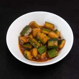 Sałatka Pikantny ogórek z czosnkiem