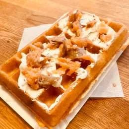 Gofr z łososiem i twarożkiem koperkowym