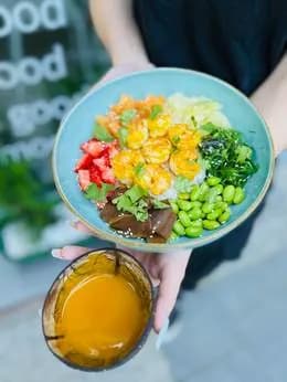 Summer Bowl - letnia miseczka mocy z krewetkami w chilli mango (L)