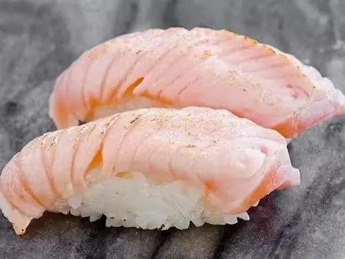 Nigiri łosoś opalany 2 szt.