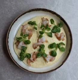 Kasza kukurydziana z krewetkami i serem pecorino