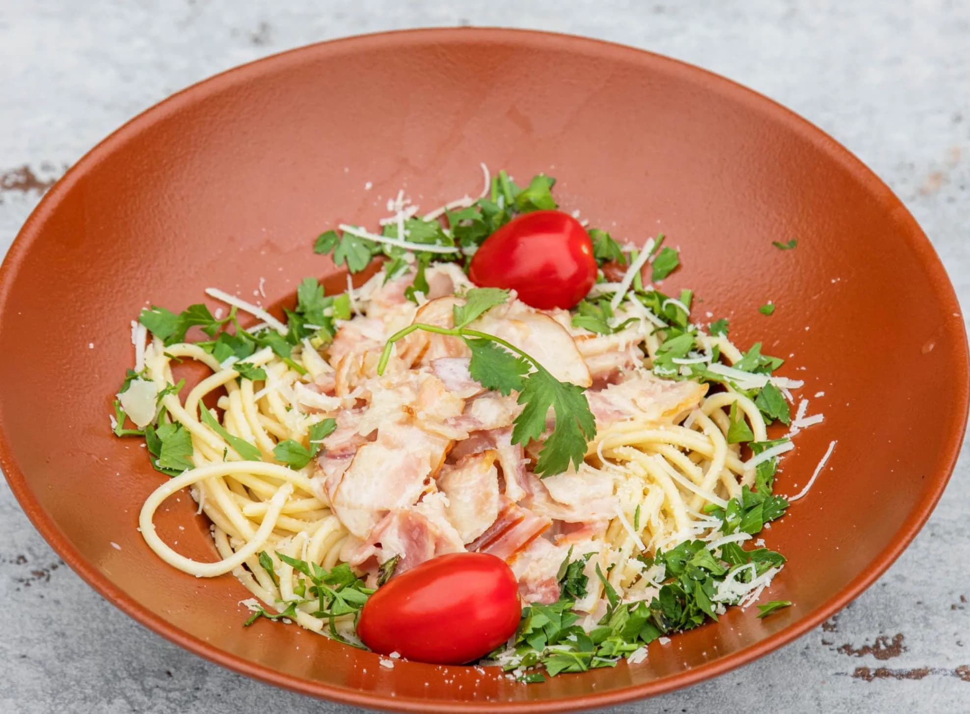 Spaghetti a’la carbonara, boczek, sos śmietanowy