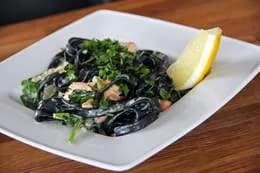 Czarne tagliatelle salmone