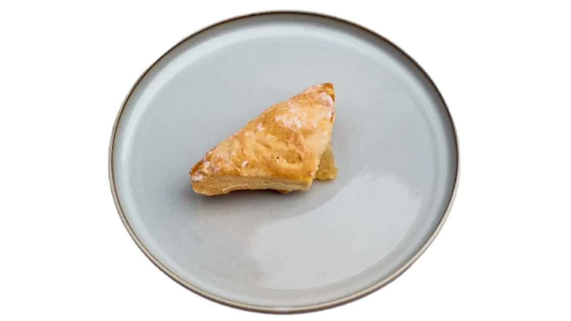 Rogalik z ciasta francuskiego z jabłkiem