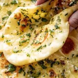Garlic Naan indyjski chlebek z mąki pszennej z czosnkiem