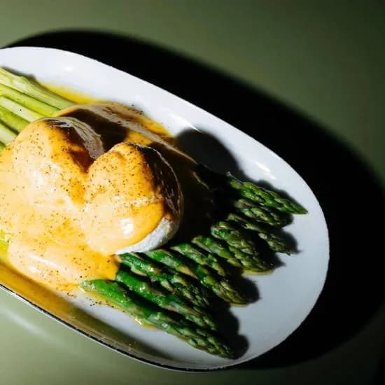 Szparagi z jajkami i sosem holenderskim