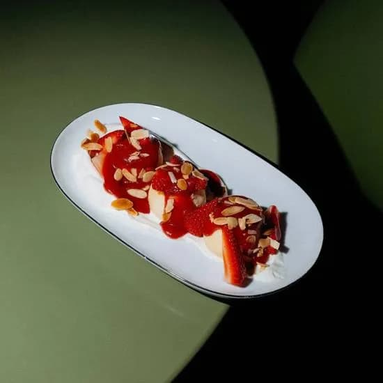 Syrniki z truskawkami i śmietaną