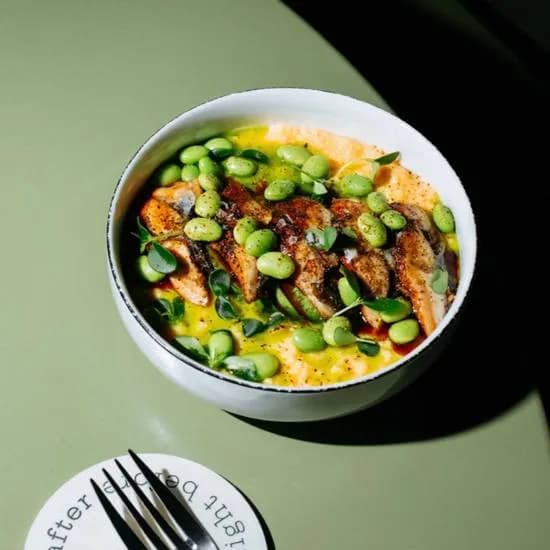 Jajecznica z węgorzem i awokado