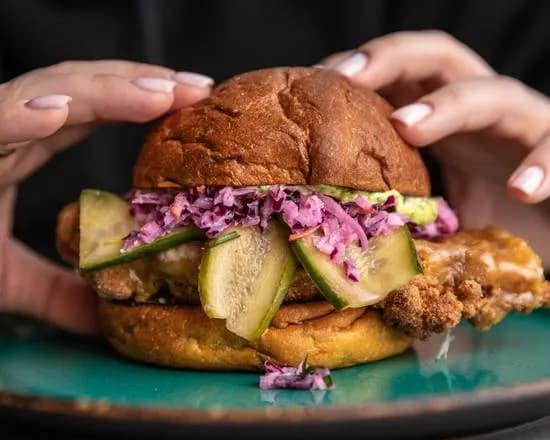 Keto Burger z chrupiącym kurczakiem