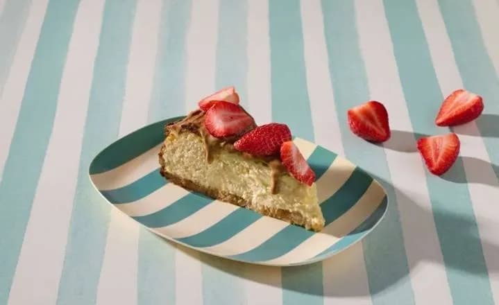 Sernik baskijski z sezonowymi owocami