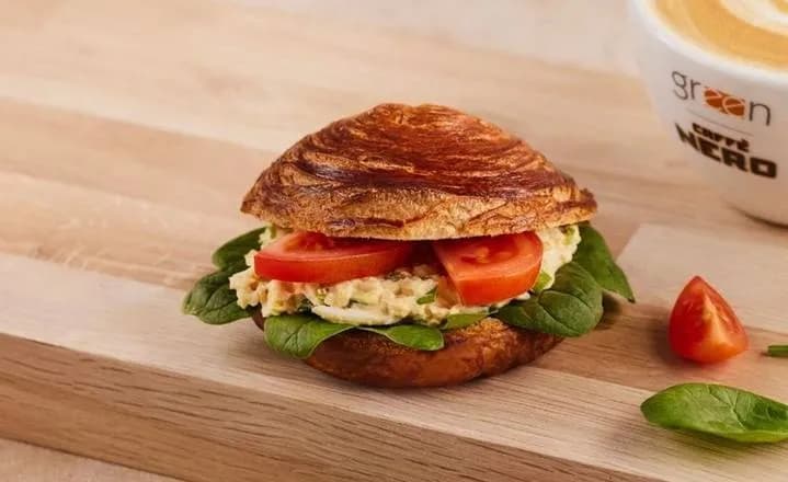 Bułeczka francuska z pastą jajeczną