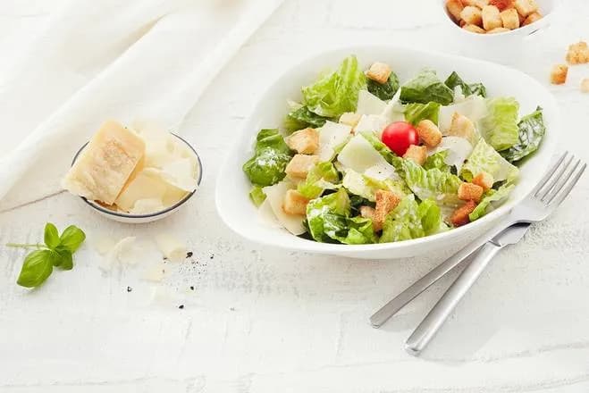Sałatka Cesare z Kurczakiem