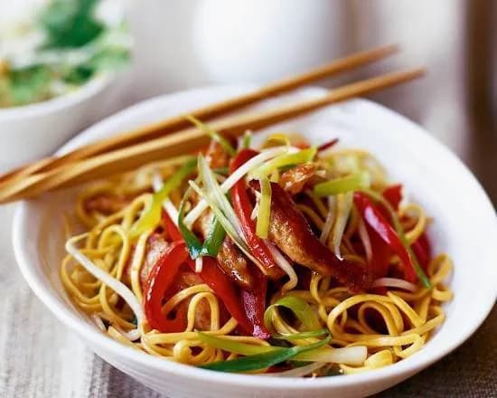 Makaron Chow Mein z Krewetkami