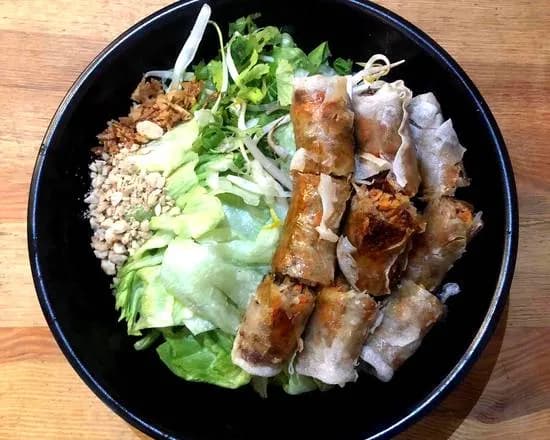 Sałatka z Sajgonkami Krabowymi