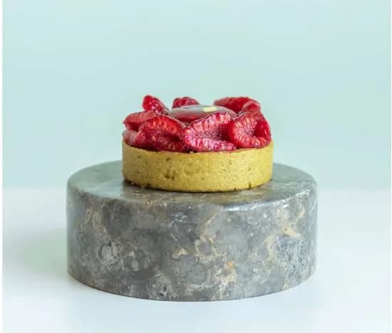 Tarta malinowa z pistacją