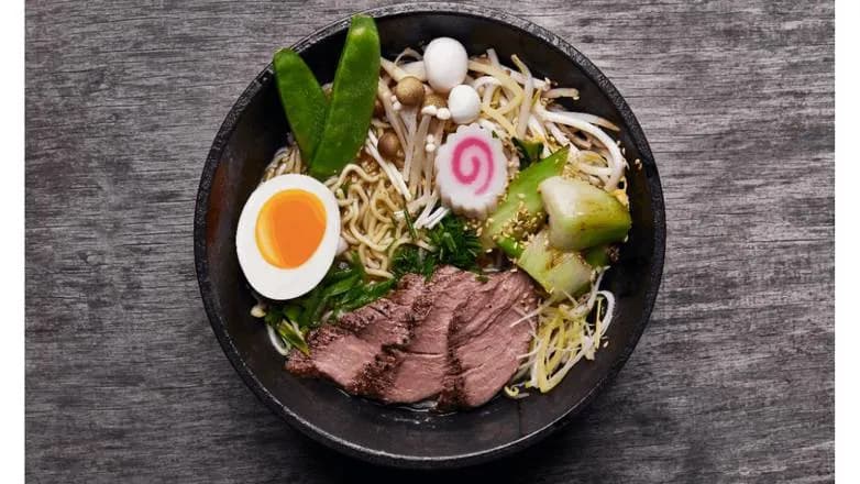 RAMEN SUKIYAKI Z WOŁOWINĄ