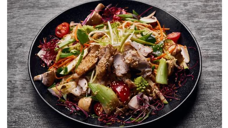 Smażony Makaron z Kurczakiem