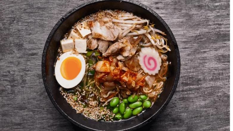 RAMEN KIMCHI Z WIEPRZOWINĄ