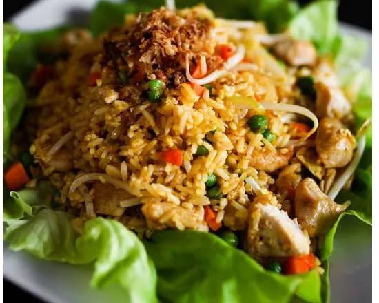 RYŻ SMAŻONY Z KURCZAKIEM-CƠM GÀ.