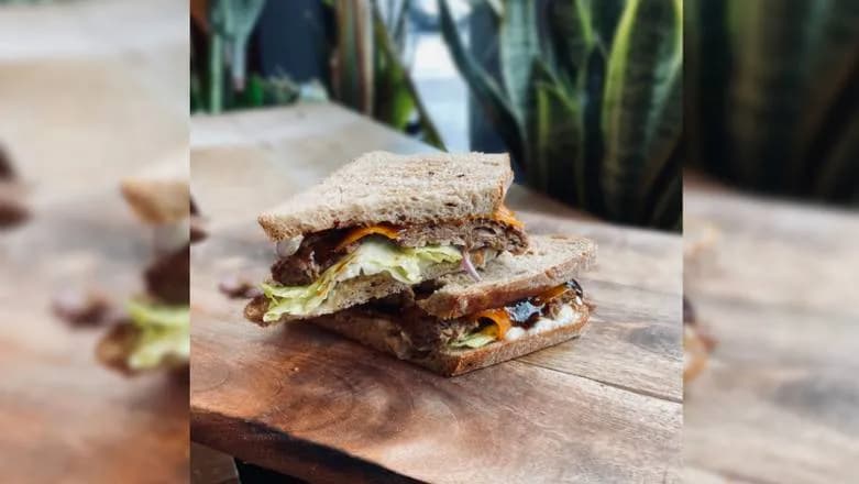 Kanapka z szarpaną wieprzowiną