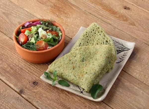 Naleśniki z pokrzywą, szpinakiem i serem korycińskim (2 szt.)