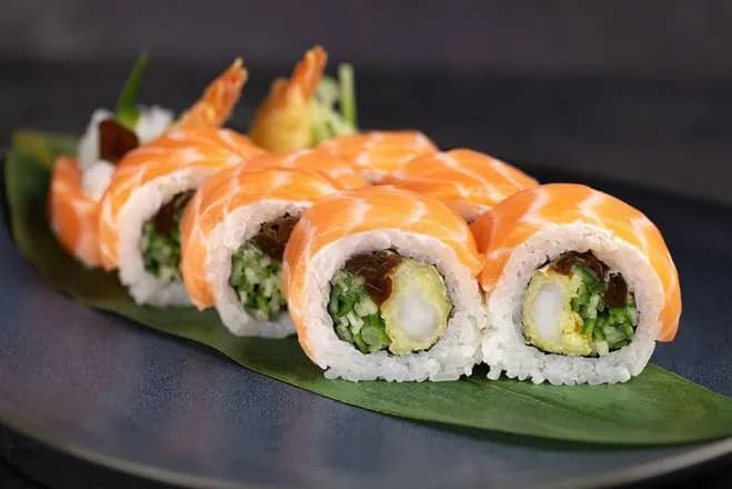 URAMAKI KREWETKA W TEMPURZE W ŁOSOSIE