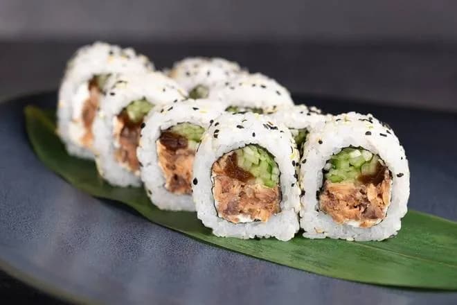 URAMAKI ŁOSOŚ PIECZONY W SEZAMIE