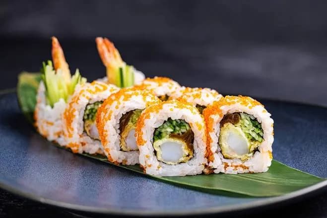 URAMAKI KREWETKA TEMPURA W TOBIKO