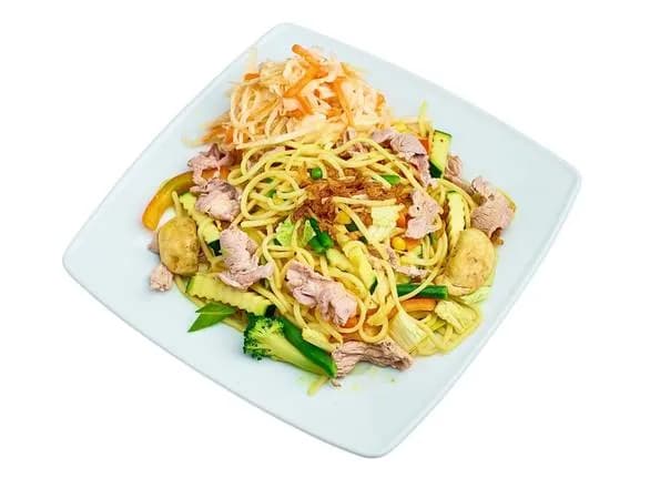 Makaron smażony z wieprzowiną