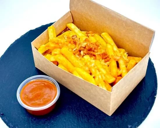 Frytki z serem i sosem pieczeniowym