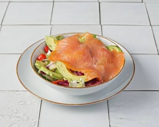 Sałata z awokado i łososiem