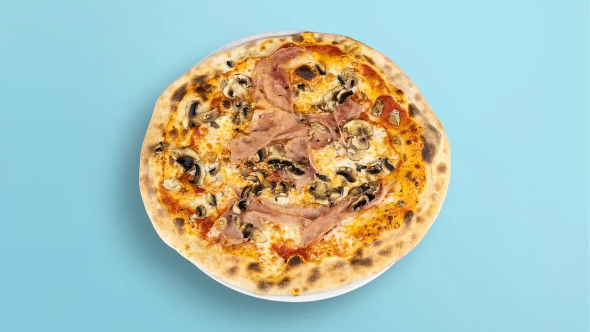 72. Pizza Prosciutto e Funghi