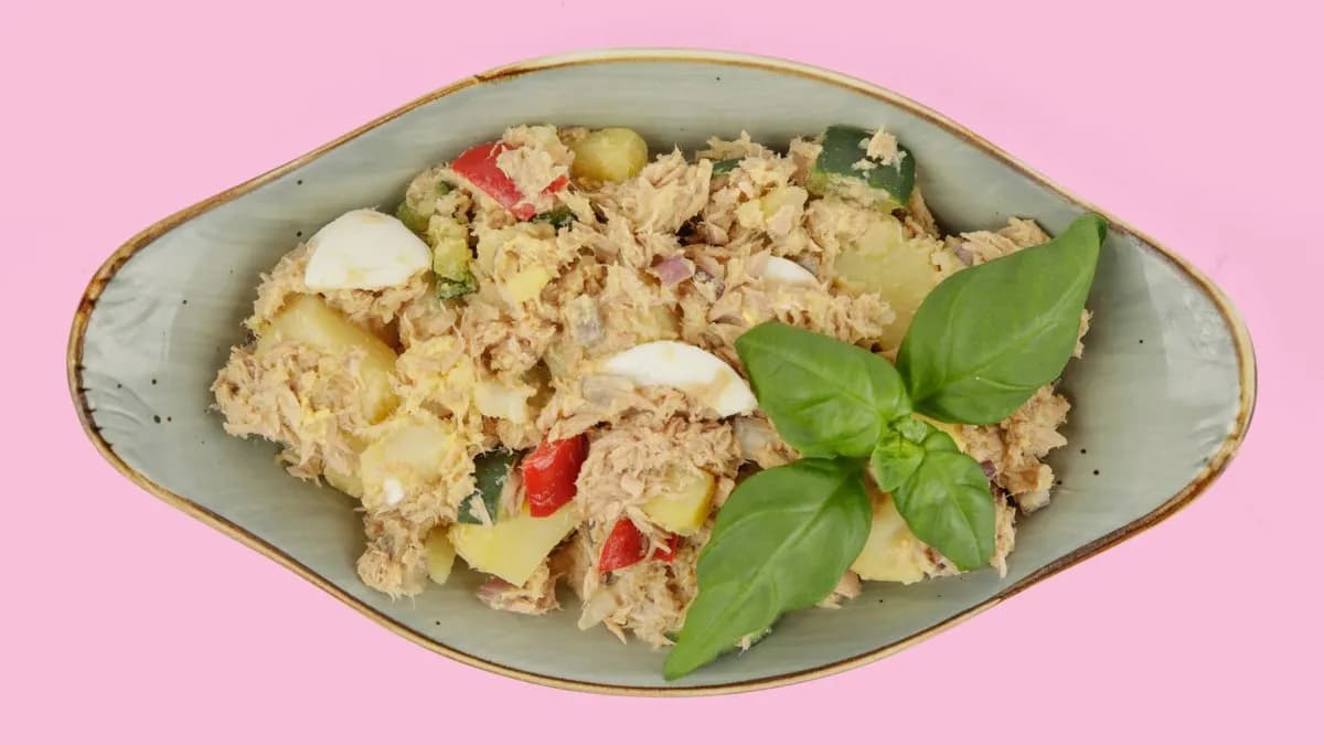 50. Ensalada Española con Patatas, Atún y Huevo