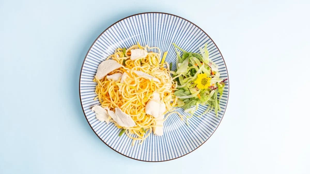 A29. Gebratene Nudeln mit Hähnchenfleisch