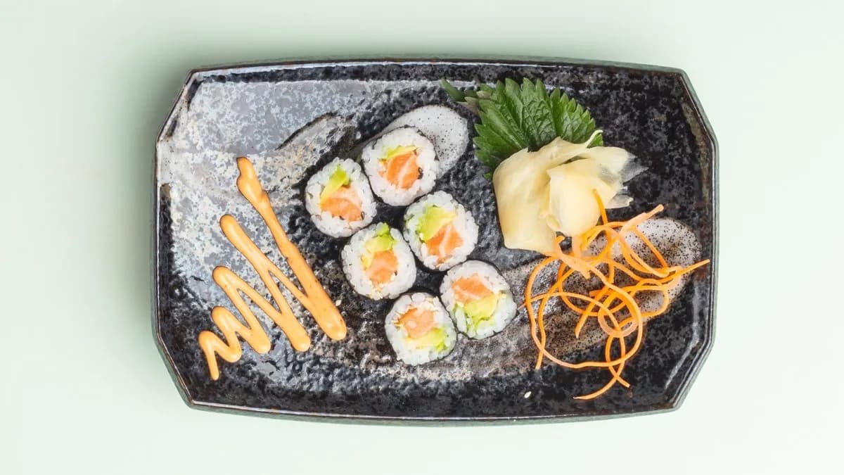 S26. Sake Avocado Maki