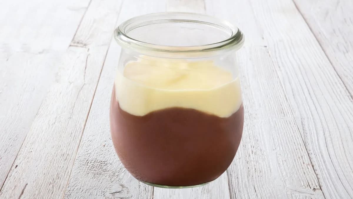 Chocolate pudding with vanilla sauce (cream sauce vanilla flavor)