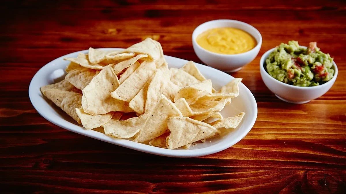 Salsa & chips (kukorica tortillából)