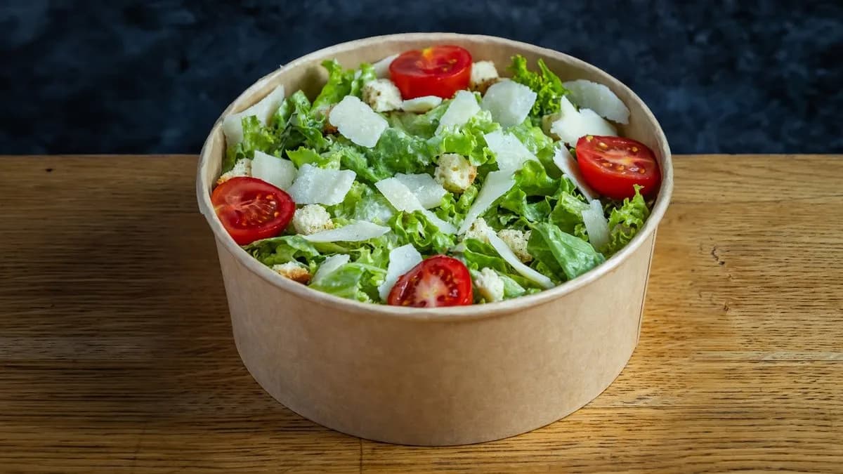 CÉZÁR SALÁTA CREAMY GARLIC ÖNTETTEL ÉS HÁZI KRUTONNAL